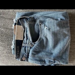 AE AMERICAN EAGLE MOM JEANS